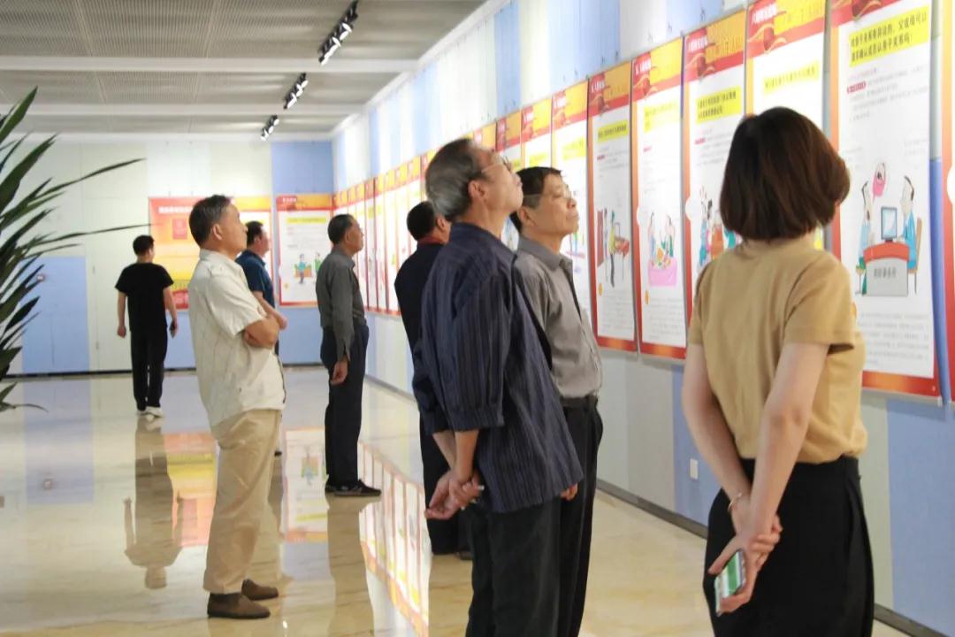 海安市圖書(shū)館舉辦“民法典與生活同行”普法展
